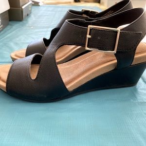 Gianni Bini Memory Foam Size 7 sandals